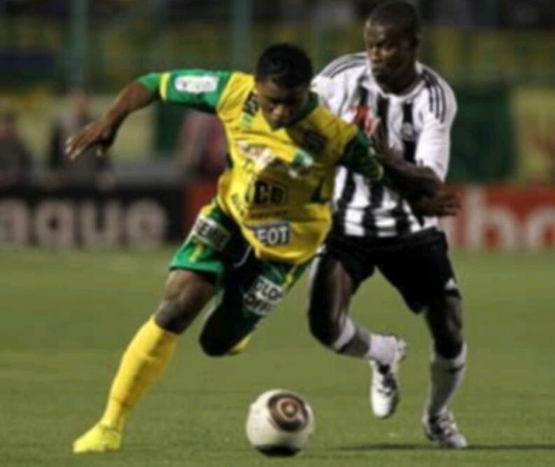 إيزو أزوكا لموقع الشبكة سبورت : " جمهور شبيبة القبائل خارق للعادة